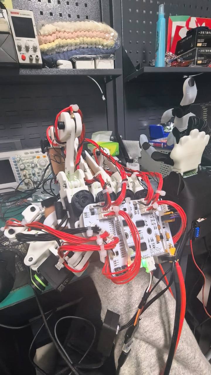 实验台上的 DOGlove 感知手套与 ORCA 灵巧手实物